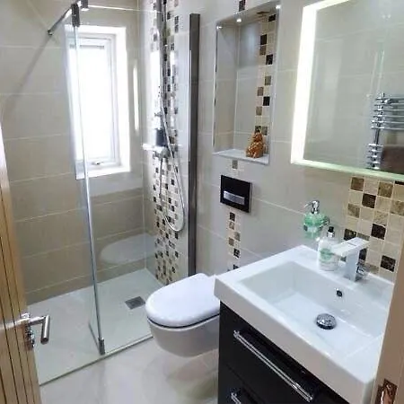 Shreyas Cottage Blackburn  Room photo